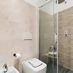 Moderno Con Posto Auto Apartment